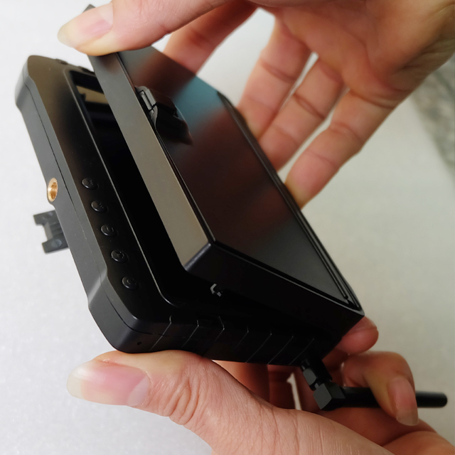 5.8GHz 32CHS 5inch Wireless Mini Monitor DVR With Sun Shield 5.8GHz 32CHS 5inch Wireless Mini Monitor DVR With Sun Shield